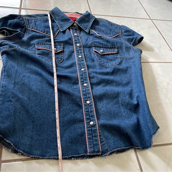 Levi’s Cherry Button Denim Raw Hem Western Short Sleeve Top Size Large - Picture 10 of 10